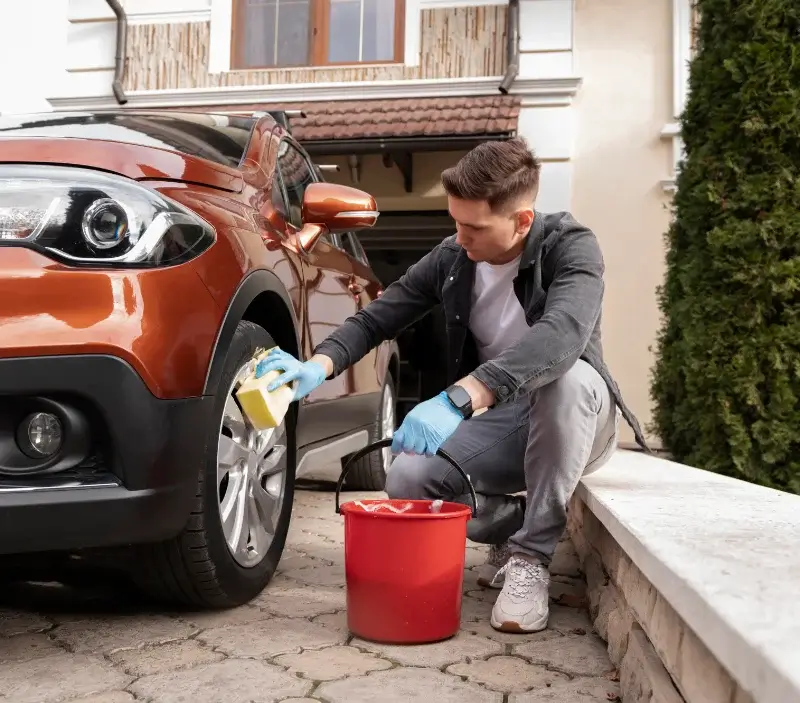 Lavage auto à domicile Nœux-les-Mines : professionnel intervenant sur un véhicule
